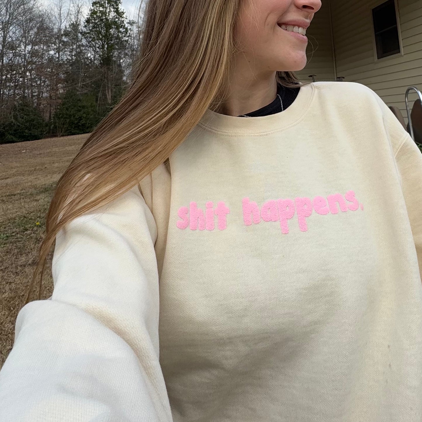 SHIT HAPPENS. | CREWNECK