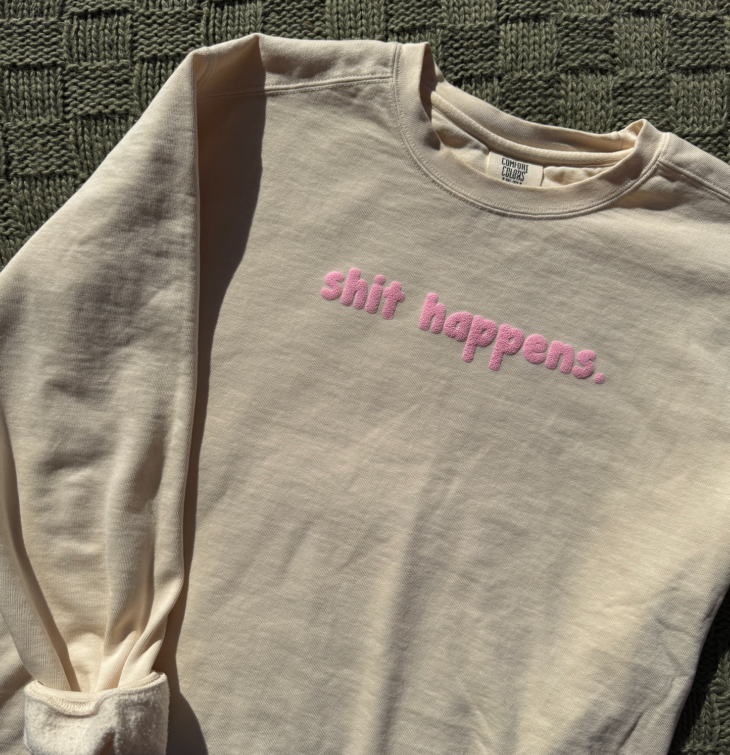 SHIT HAPPENS. | CREWNECK